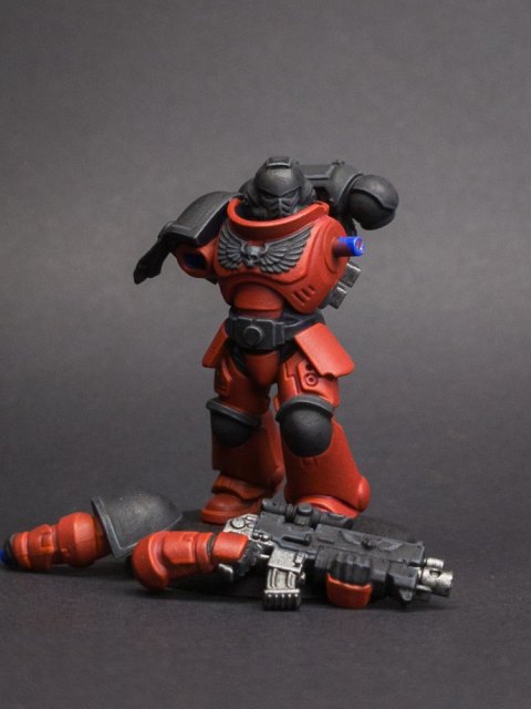 How I paint a Space Marine, Layers and edge highlights, step 1: Red: Evil Sunz Scarlet, a chunky edge along every upper edge. Black: Eshin Grey, the same chunky edge.