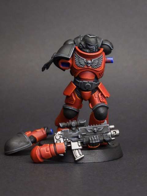 How I paint a Space Marine, Layers and edge highlights, step 3: Red: Deep Orange Intense on the extreme corners and highest points. Black: Dawnstone on the same points.