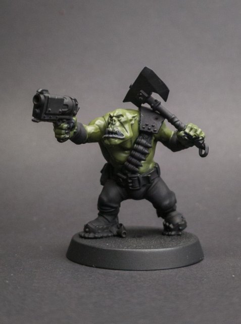 How I paint an Ork, Skin, step 2: Cayman Green over about 80% of the skin: everything that faces up, leaving the Dark Green underneath and in the folds.