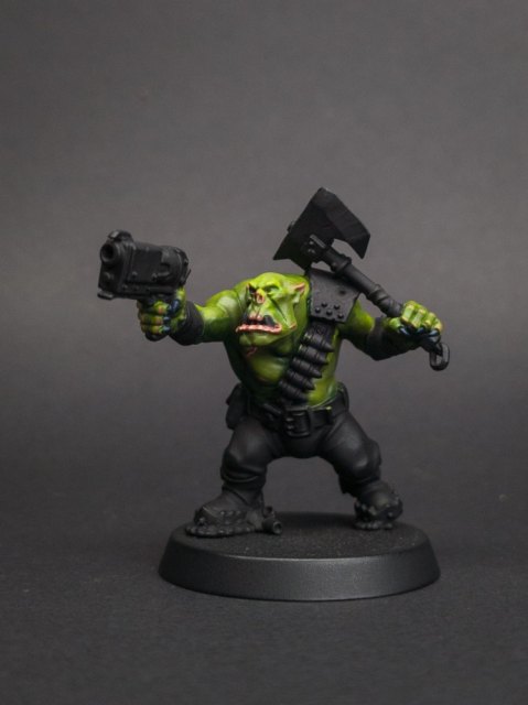 How I paint an Ork, Skin, step 9: Glistening highlights on the lips: a 70:30 mix of Tuskgor Fur and Ice Yellow.
